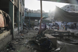 I danni a Gaza dopo il raid su una scuola che il 26 maggio ha ucciso, secondo le autorità sanitarie locali, decine di persone