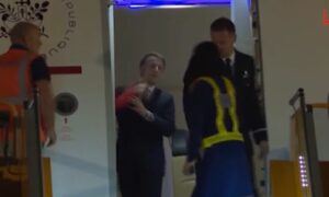 Macron e lo schiaffo dalla moglie Frame video Ap