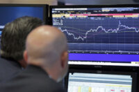Trader al lavoro su mercati finanziari. Ha preso il via oggi 27 maggio il collegamento del nuovo Btp Italia