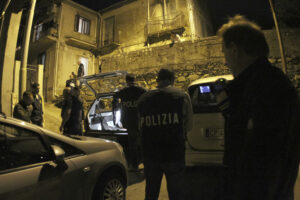 Immagini di un'operazione antimafia della Polizia. La Dia, nella sua relazione sull'attività del 2024, evidenzia i tentativi della 'Ndrangheta di controllare gli appalti delle grandi opere pubbliche