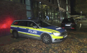 Un'auto della polizia in Germania. A Francoforte un italiano e due tedeschi con cognome italiano sono rimasti feriti in un'aggressione dopo un concerto di Geolier