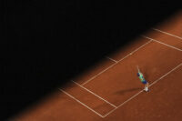Un'immagine di Jannik Sinner in campo al Roland Garros 2025, intento in un servizio nella sua partita di primo turno contro Rinderknech