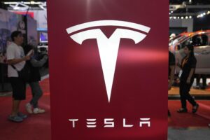 Il logo di Tesla a una fiera automobilistica