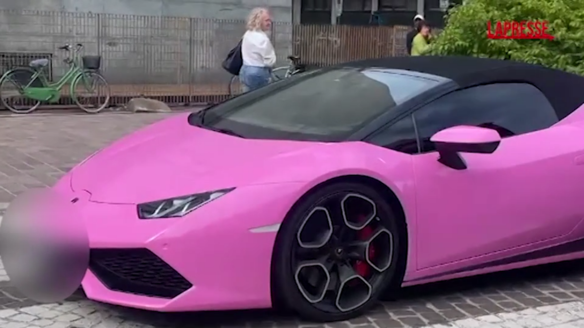 Wanda Nara e il divorzio da Icardi: la showgirl in Tribunale su una Lamborghini rosa