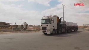 Gaza, camion di aiuti al valico di Kerem Shalom