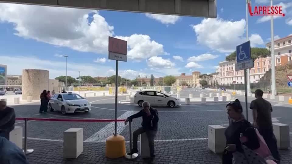 roma disagi alla stazione termini per lo sciopero dei taxi da Lapresse.it roma disagi alla stazione termini per lo sciopero dei taxi