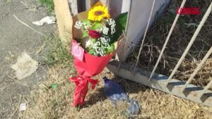 Martina Carbonaro, un mazzo di fiori sul luogo dell’omicidio