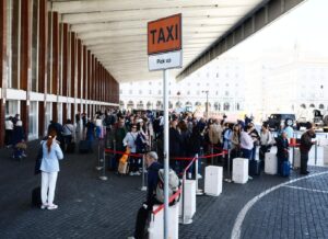 Nuova protesta dei taxi a Roma, disagi per gli utenti alla stazione Termini