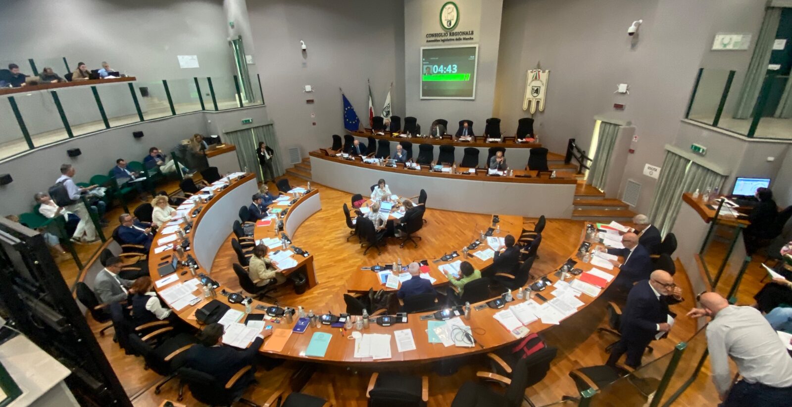 Marche, Consiglio approva legge a sostegno della famiglia