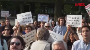 Harvard, studenti protestano contro Trump