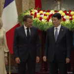Macron e Brigitte in visita ufficiale in Vietnam, la première dame sembra tesa
