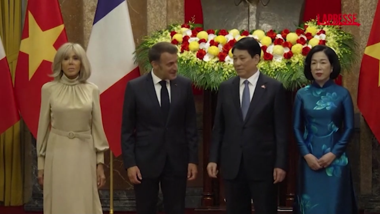 macron e brigitte in visita ufficiale in vietnam la première dame sembra tesa