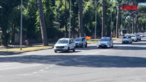 Protesta dei taxi a Roma, corteo di auto verso il Campidoglio