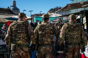 Militari dell'esercito in Italia. Gli Stati Uniti hanno alzato al livello 2 di 4 il livello di allerta per chi viaggia nel nostro Paese citando "rischio terrorismo"
