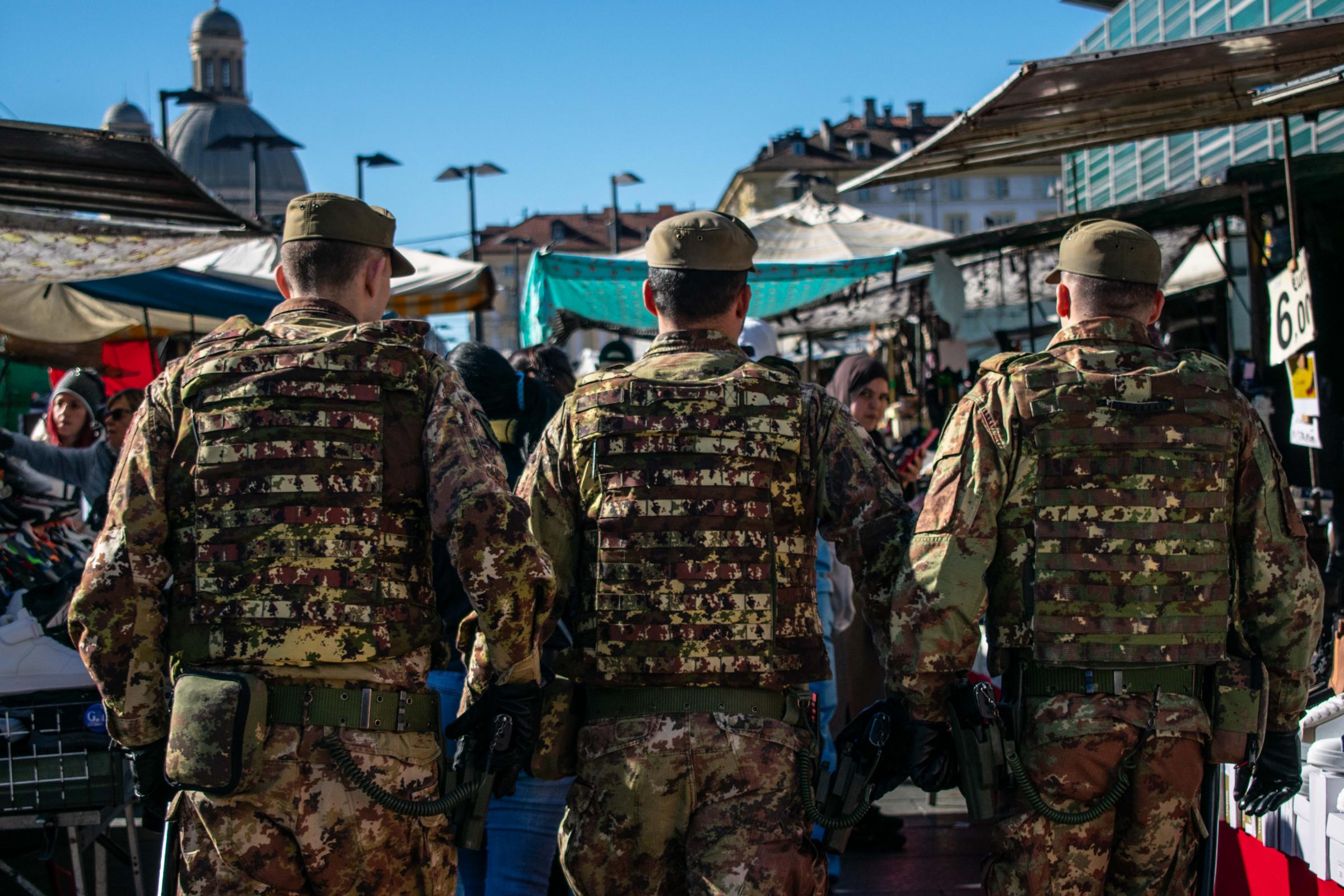 Militari dell'esercito in Italia. Gli Stati Uniti hanno alzato al livello 2 di 4 il livello di allerta per chi viaggia nel nostro Paese citando "rischio terrorismo"