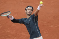 Lorenzo Musetti in azione nel match contro Daniel Galan al Roland Garros
