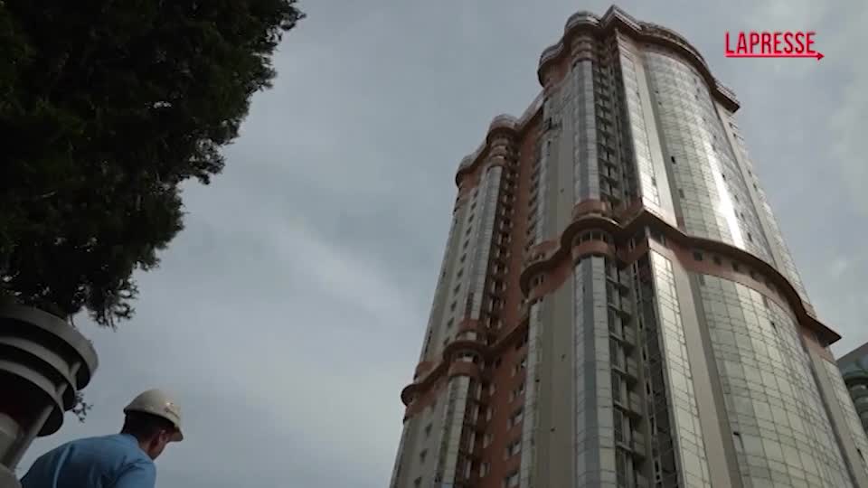 Mosca, palazzo danneggiato dai resti di un drone ucraino abbattuto Mosca, palazzo danneggiato dai resti di un drone ucraino abbattuto