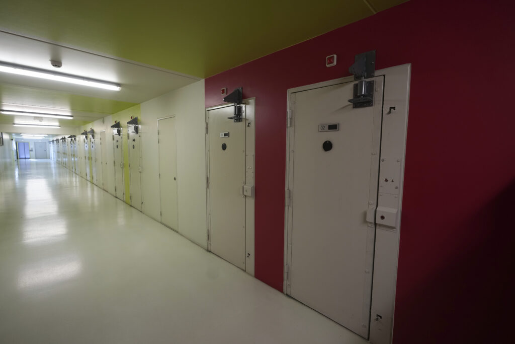 carcere ivrea rivolta detenuti 5 sul tetto da Lapresse.it carcere ivrea rivolta detenuti 5 sul tetto