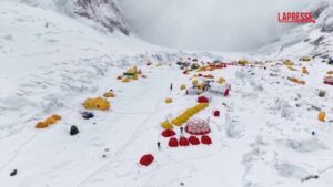 Everest, il Nepal in ansia per le sue vette: raccolte 11 tonnellate di rifiuti