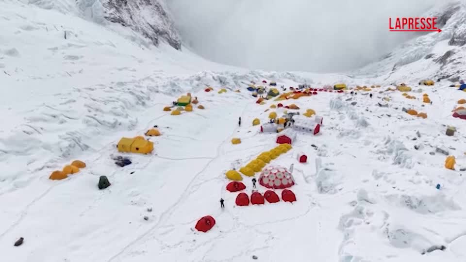 Everest, il Nepal in ansia per le sue vette: raccolte 11 tonnellate di rifiuti Everest, il Nepal in ansia per le sue vette: raccolte 11 tonnellate di rifiuti