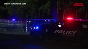 Washington, 7 feriti in sparatoria in un parco a Tacoma: il caos sulla scena all’arrivo della polizia