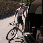 Giro d’Italia 2025, punto da ape nell’occhio si ritira Ayuso