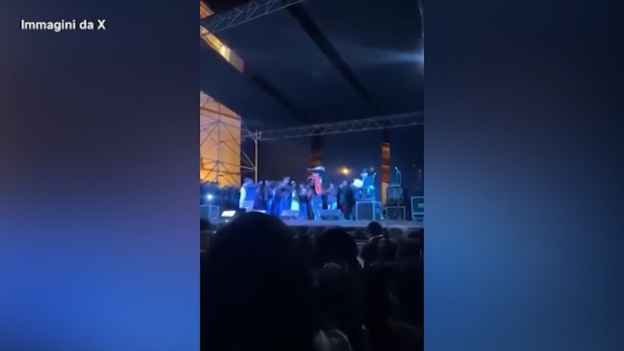 Perù, crolla il palco durante uno spettacolo scolastico: il video del cedimento