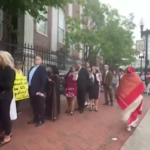 Proteste ad Harvard, avviata revoca visti: studenti stranieri hanno paura di partecipare a cerimonie laurea