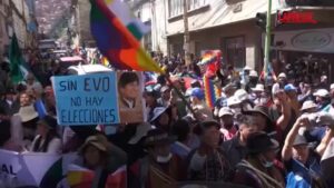 Bolivia, scontri tra i sostenitori di Evo Morales e la polizia: le immagini