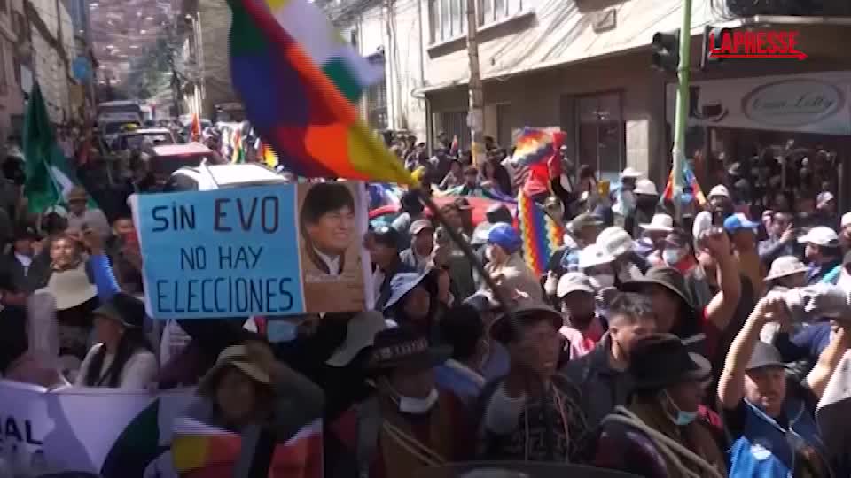 Bolivia, scontri tra i sostenitori di Evo Morales e la polizia: le immagini