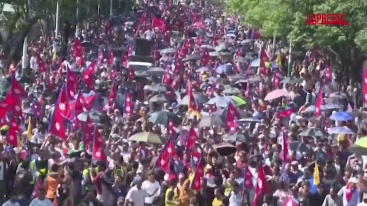 Nepal, in migliaia manifestano a Katmandu per il ritorno della monarchia Nepal, in migliaia manifestano a Katmandu per il ritorno della monarchia