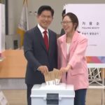 Corea del Sud al voto anticipato, le immagini dei candidati ai seggi