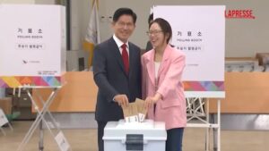 Corea del Sud al voto anticipato, le immagini dei candidati ai seggi