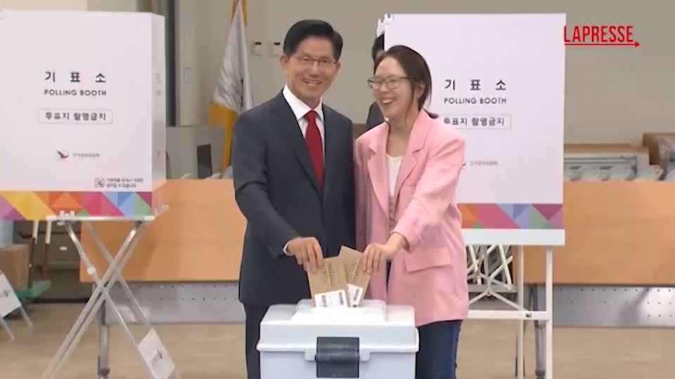 Corea del Sud al voto anticipato, le immagini dei candidati ai seggi Corea del Sud al voto anticipato, le immagini dei candidati ai seggi