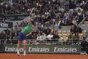 Jannik Sinner in campo nel Roland Garros 2025