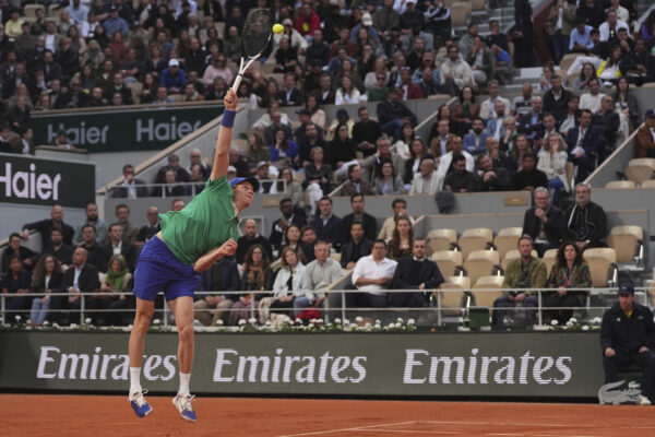 Jannik Sinner in campo nel Roland Garros 2025