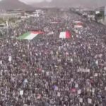 Yemen, manifestazioni a Sanaa per Gaza: migliaia nelle strade, bruciate bandiere Israele e Usa
