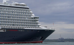 La nave da crociera Queen Anne arriva a Southampton