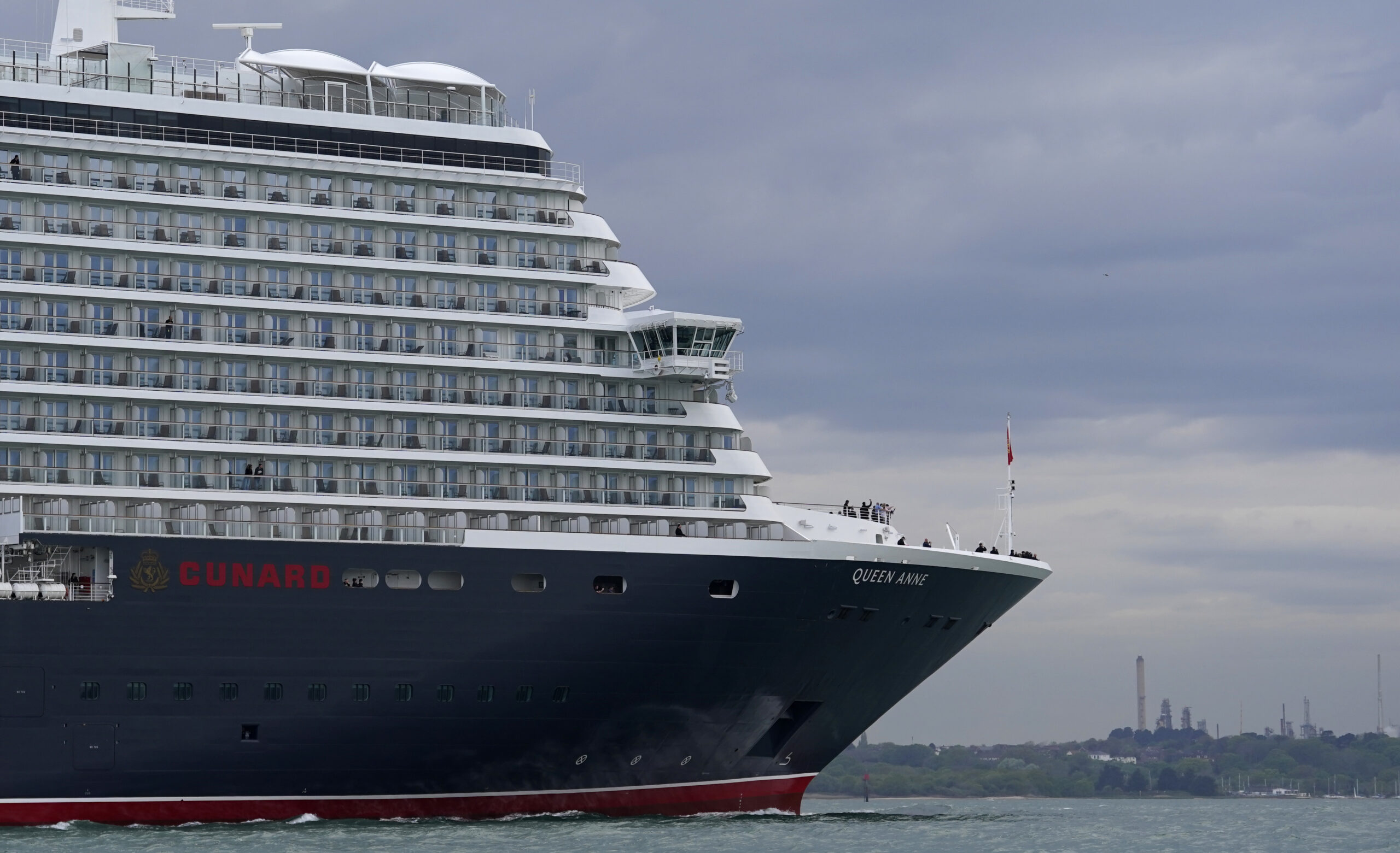 Catania, nave da crociera rompe ormeggi per vento forte: due persone in mare Catania, nave da crociera rompe ormeggi per vento forte: due persone in mare