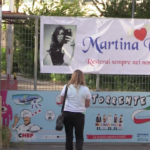 Martina Carbonaro, il dolore della madre all’esterno della scuola che frequentava