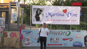 Martina Carbonaro, il dolore della madre all’esterno della scuola che frequentava