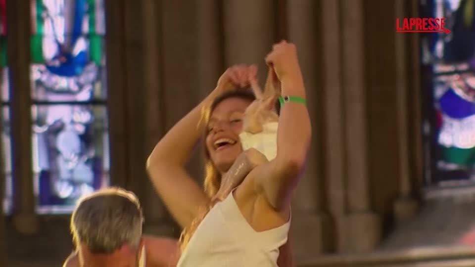 germania polli morti e avvolti nei pannolini in chiesa la performance teatrale che fa discutere