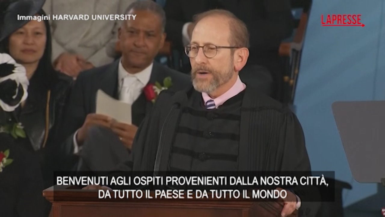 Harvard, il rettore sfida Trump: “Benvenuti agli studenti provenienti da tutto il mondo” Harvard, il rettore sfida Trump: “Benvenuti agli studenti provenienti da tutto il mondo”