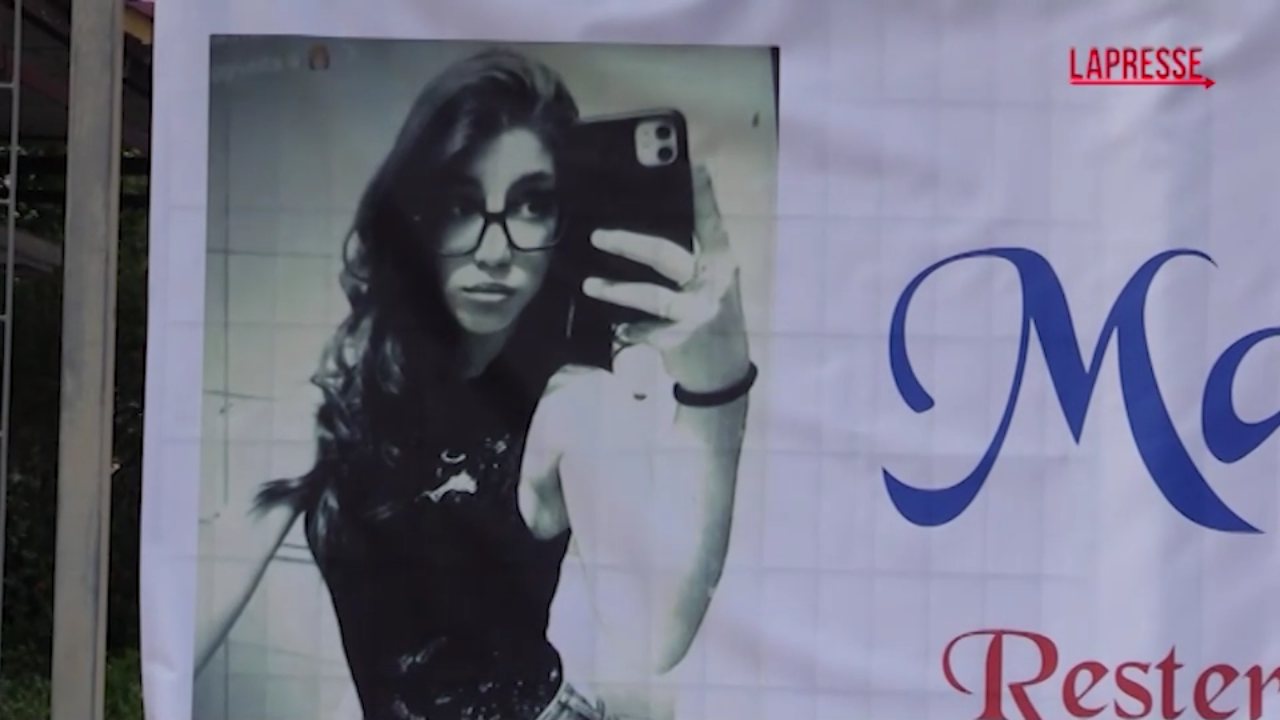 Martina Carbonaro, il flash mob dei compagni di scuola Martina Carbonaro, il flash mob dei compagni di scuola