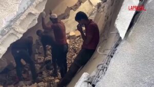 Gaza, nella notte missili d’Israele su Jabaliya: le immagini delle macerie