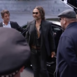 Londra, Russell Brand arriva in tribunale