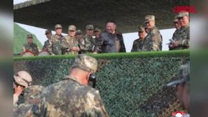 Corea del Nord, Kim Jong Un alle esercitazioni militari: le foto diffuse dal regime
