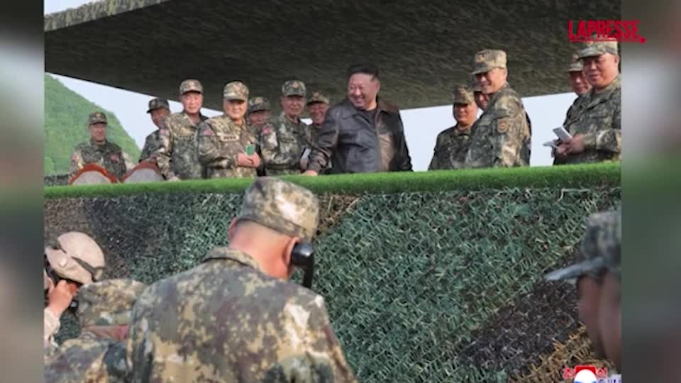 Corea del Nord, Kim Jong Un alle esercitazioni militari: le foto diffuse dal regime Corea del Nord, Kim Jong Un alle esercitazioni militari: le foto diffuse dal regime