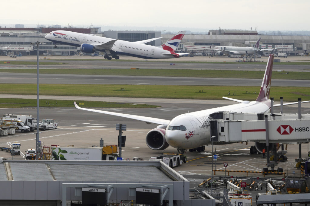 Incendio Heathrow, inchiesta rivela: “Direttore dell’aeroporto dormiva con il telefono in silenzioso” Incendio Heathrow, inchiesta rivela: “Direttore dell’aeroporto dormiva con il telefono in silenzioso”