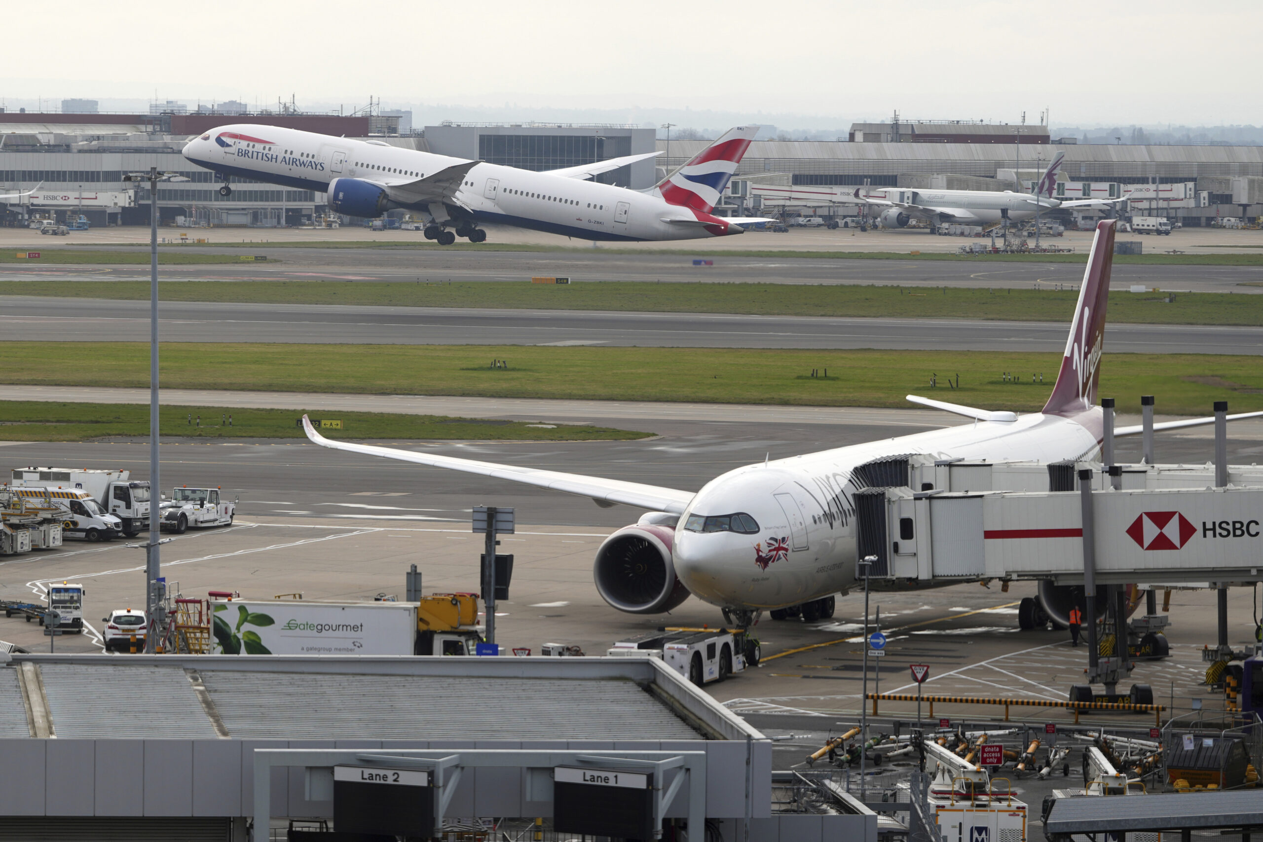 Incendio Heathrow, inchiesta rivela: “Direttore dell’aeroporto dormiva con il telefono in silenzioso”